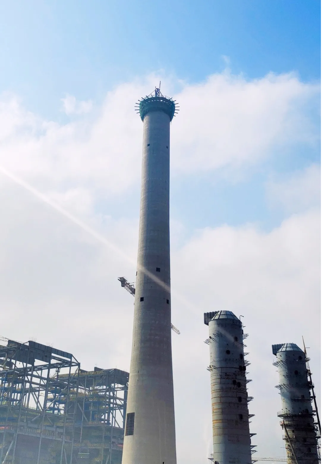 宁夏鲲鹏清洁能源乙二醇项目126米烟囱顺利封顶