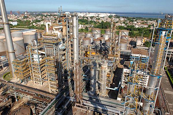 乌鲁木齐石化将新建炼油/30万吨苯乙烯/120万吨PTA等项目